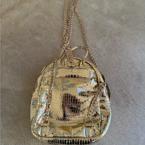 Molten metals gold trend- Laurel Dewitt gold bag/backpack/metal - Picture 9 of 14